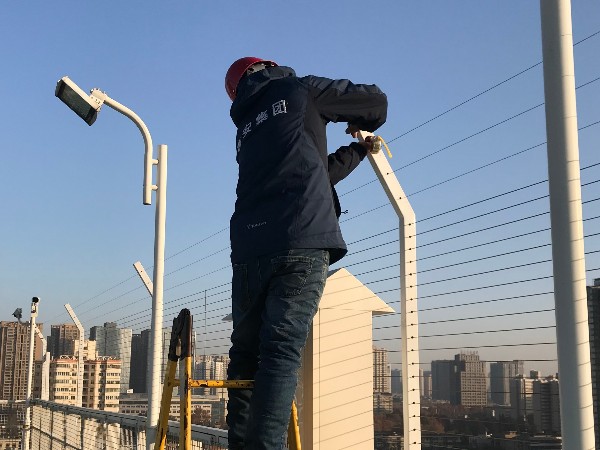 你知道怎么樣才能讓監(jiān)控壽命更長(zhǎng)嗎？當(dāng)然是靠監(jiān)控系統(tǒng)維保了！